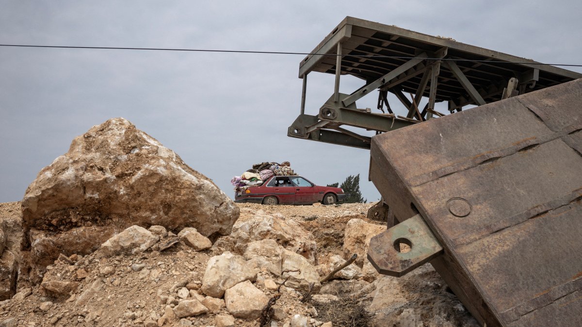 Israel demands civilians stay away from S. Lebanon despite truce