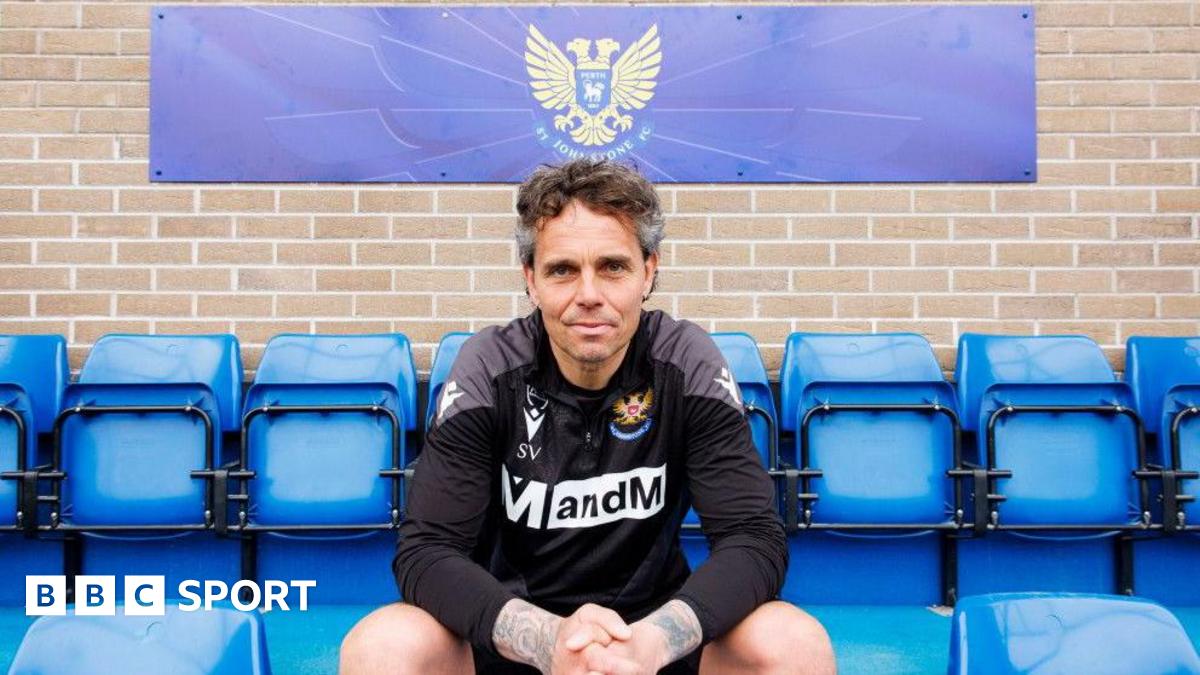 St Johnstone's Simo Valakari and Dunfermline Athletic's Neil Lennon