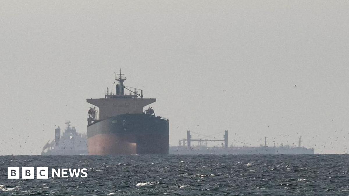 Ships in the Strait of Hormuz on 14 April