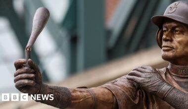 Baseball statue broken as it is unveiled in Seattle - BBC