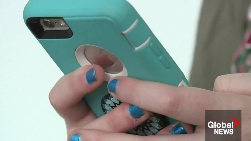 Click to play video: 'Alberta ‘monitoring’ developments on youth social media bans'