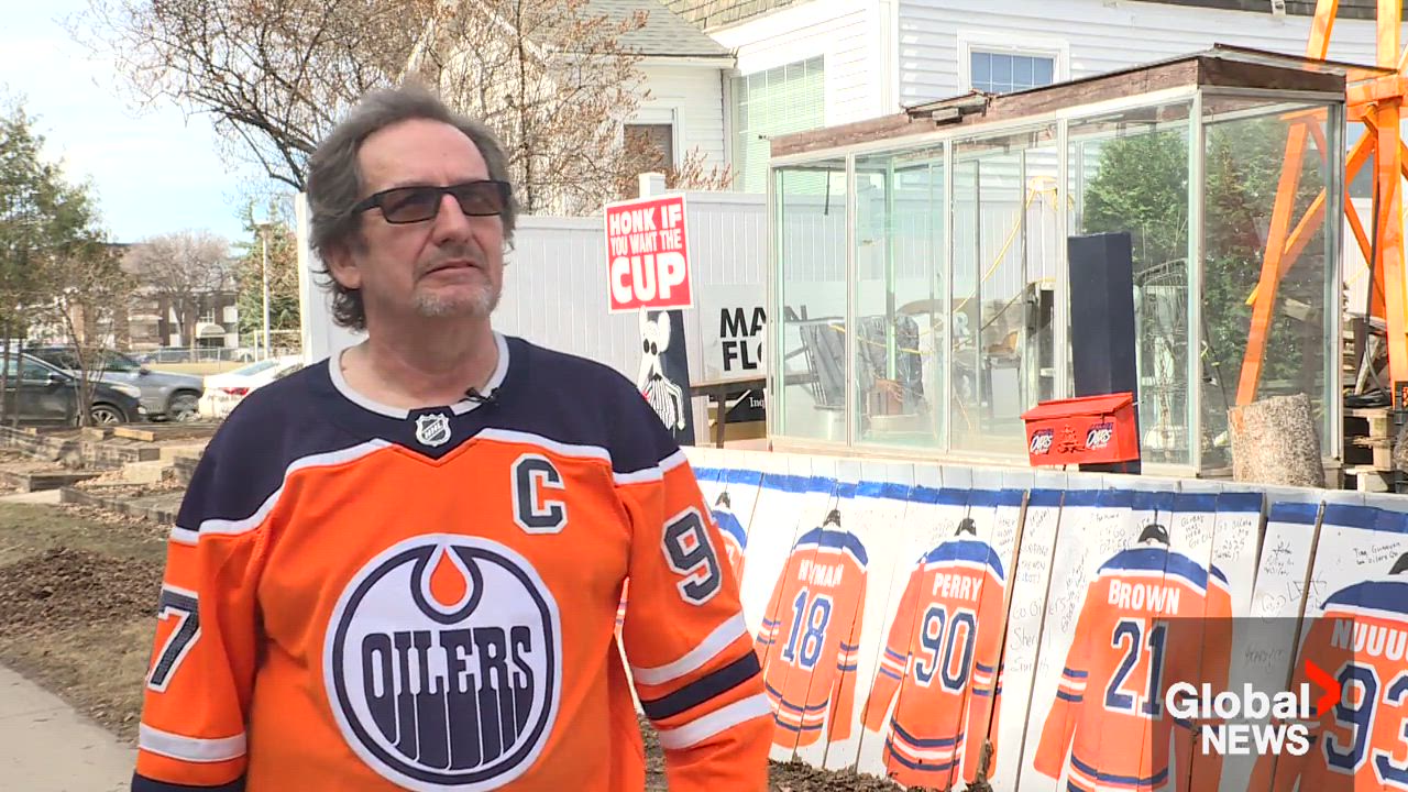 Click to play video: 'Items stolen from Edmonton Oilers fan’s fence shrine'