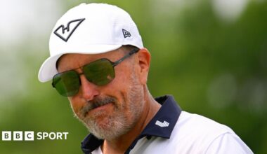 Phil Mickelson eyes a shot