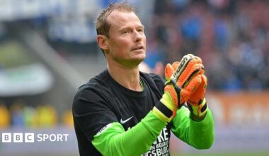 Alex Manninger claps his hands