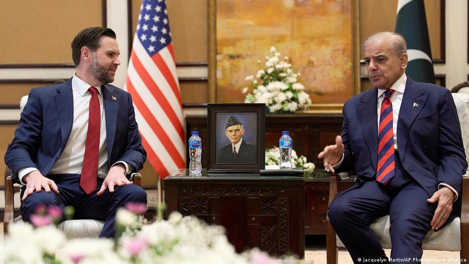 US says warships passed Hormuz amid ongoing talks with Iran