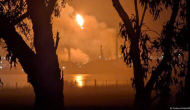 Firefighters battle huge blaze at Australian oil refinery
