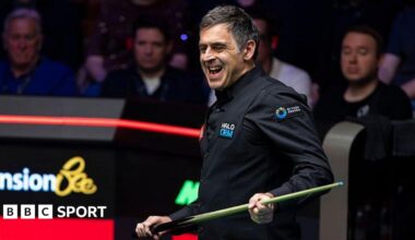Ronnie O'Sullivan grimaces while holding his cue
