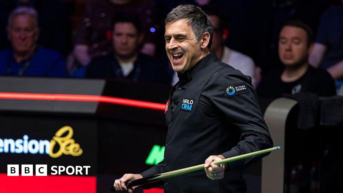 Ronnie O'Sullivan grimaces while holding his cue
