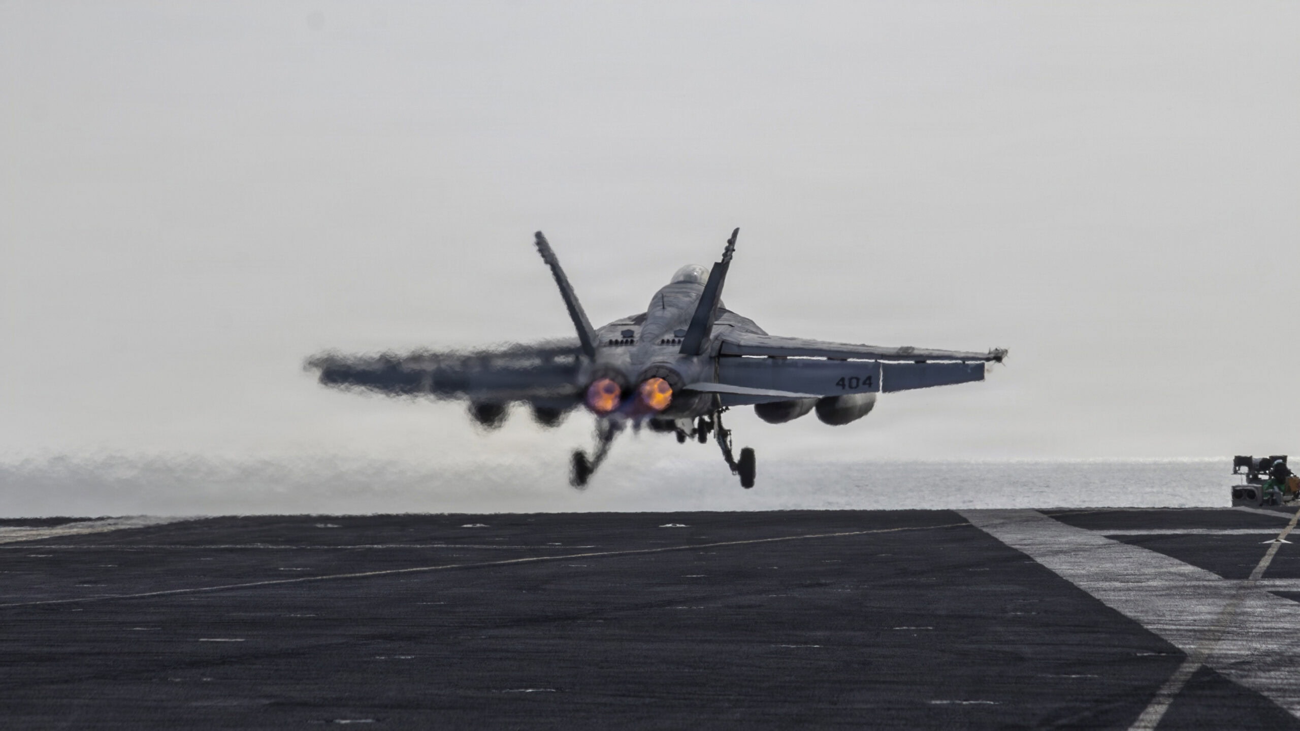 An F/A-18E Super Hornet, attached to Strike Fighter Squadron (VFA) 151, launches from the flight deck of Nimitz-class aircraft carrier USS Abraham Lincoln (CVN 72) during Operation Epic Fury, March 31, 2026. (U.S. Navy photo)