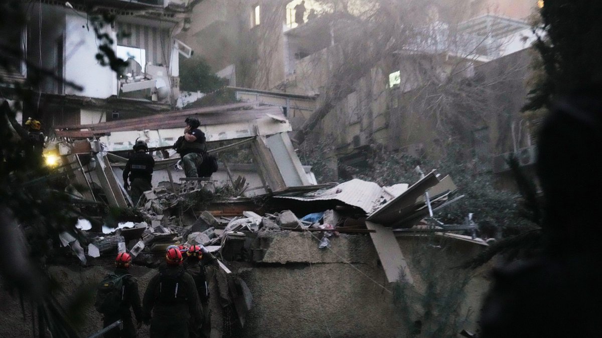 Airstrikes kill more than 25 people in Iran, Trump deadline looms – NBC 6 South Florida