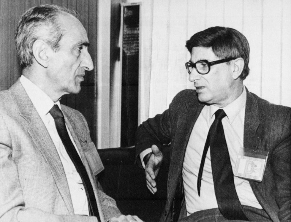 Chief Israeli negotiator David Kimche, right, gestures as he speaks with Antoine Fattal, Lebanon's chief negotiator