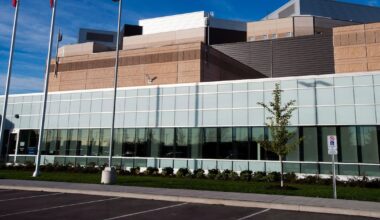 Toronto jail guard sentenced to 2 years behind bars for smuggling in drugs, blades