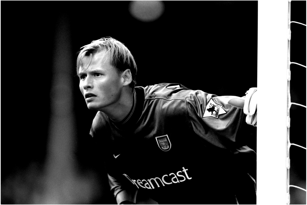 Former Arsenal star Alex Manninger dies after car hit by train - London Evening Standard