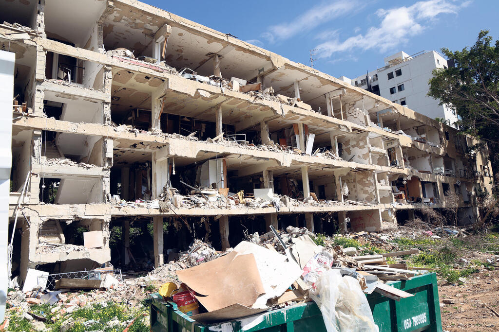 מוסף נדל"ן 2026 מתחם בית דיור מוגן משען בניין שנפגע מ טיל איראני ברחוב ברודצקי 64 תל אביב