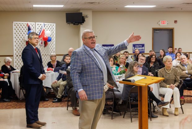 GOP candidate for governor Darren Bailey, center, and his lieutenant governor running mate Aaron Del Mar, left, speak with attendees during a Lincoln Day dinner hosted by the Logan County Republican Central Committee at the American Legion on Feb. 5, 2026, in Lincoln. (Armando L. Sanchez/Chicago Tribune)