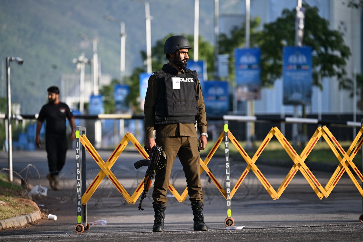 A police officer stands guard near the Serena Hotel, the venue for expected US-Iran talks, in Islamabad's Red Zone on April 25, 2026. Iran's foreign minister arrived in Islamabad on April 24 and US envoys headed to the Pakistani capital in a bid to kickstart a new round of peace negotiations amid a fragile ceasefire.