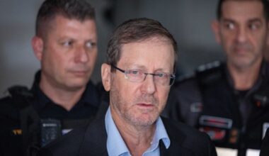 Wagering on a plea deal for Netanyahu, Herzog takes a risky bet on his pareve approach
