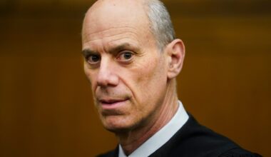 US appeals court blocks contempt case over Trump deportation flights | Donald Trump News