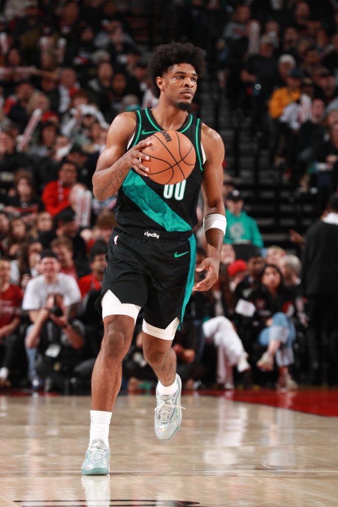 Scoot Henderson dribbles the ball.