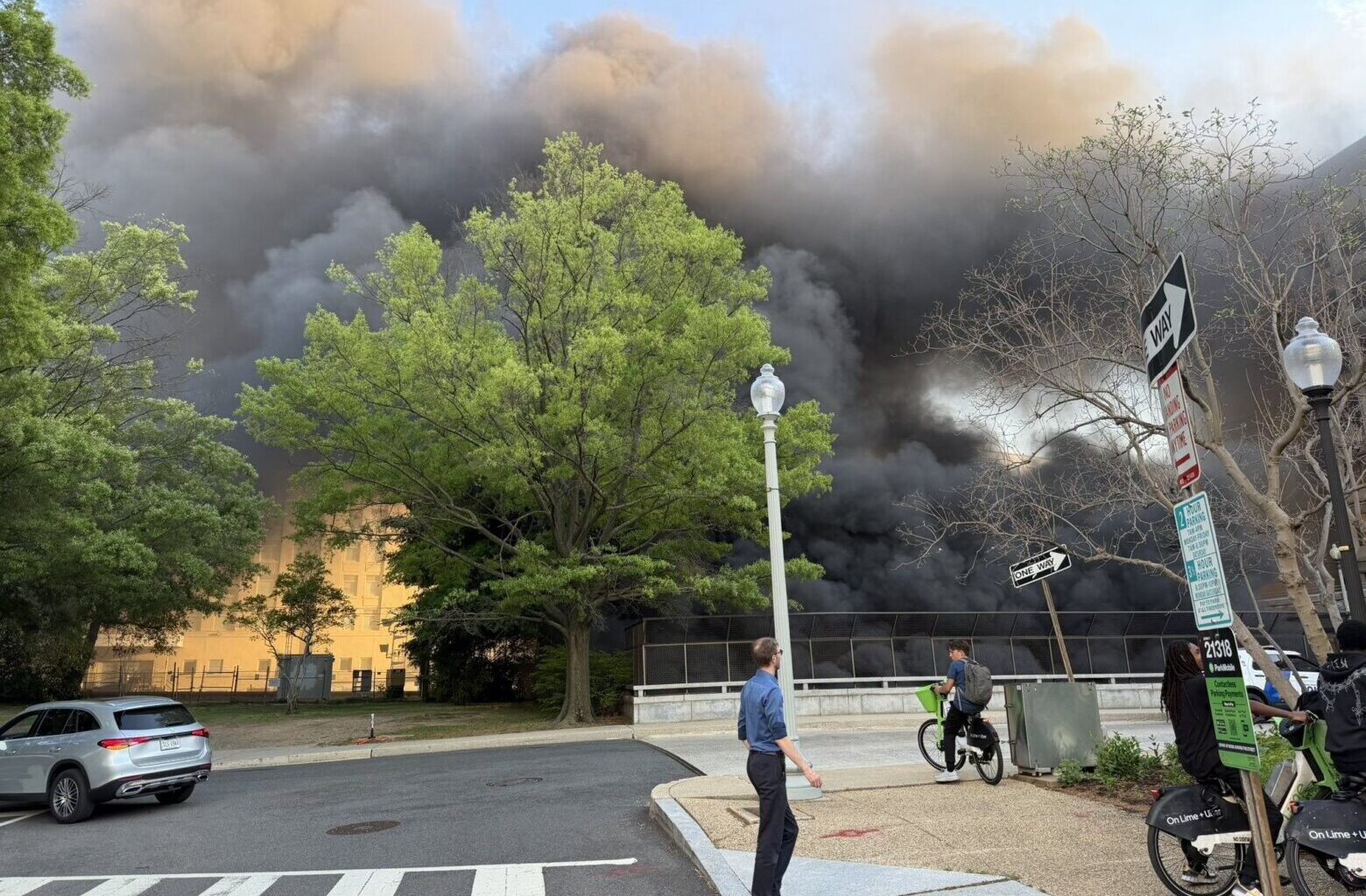Bus fire blankets part of Downtown DC in dark plume of smoke
