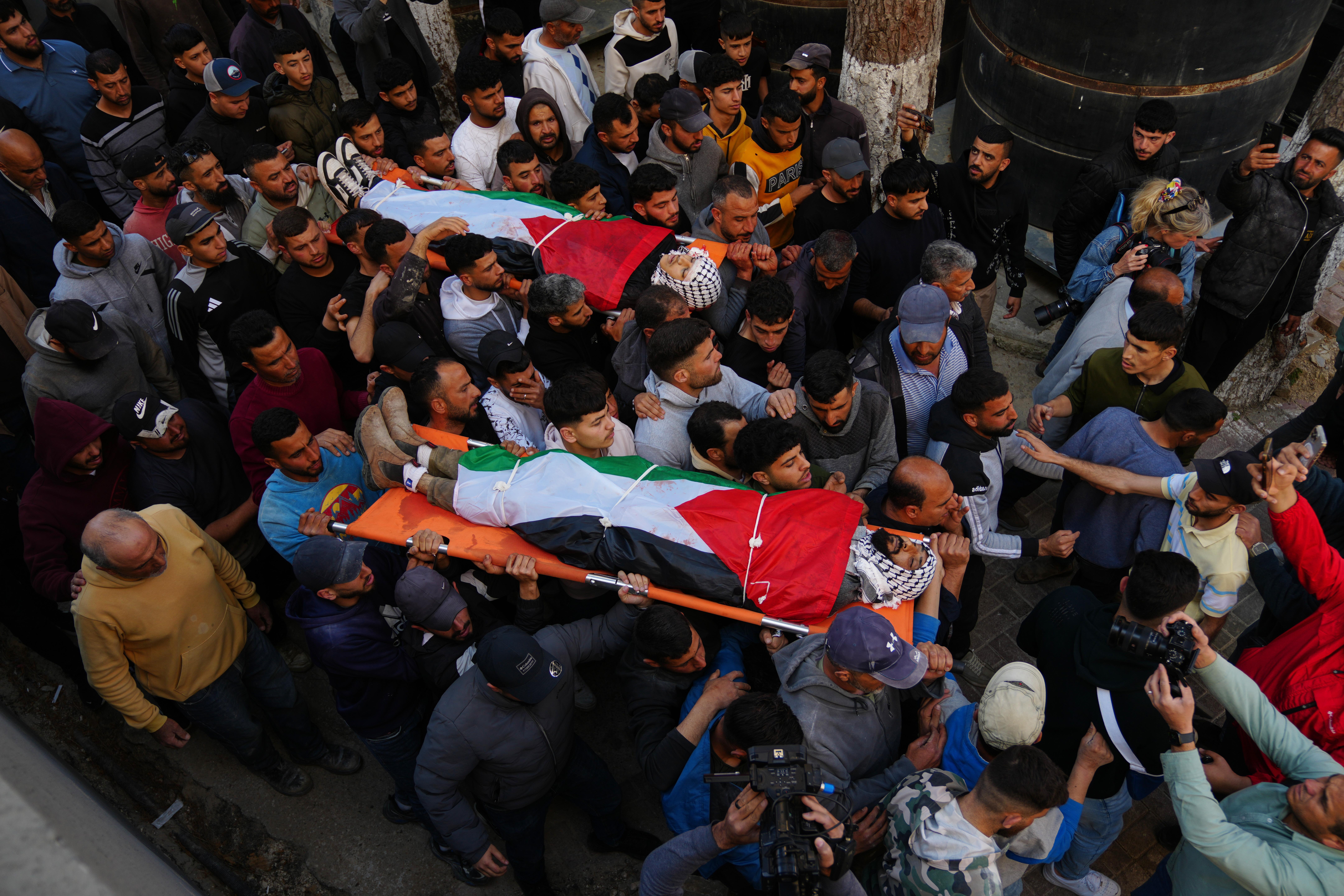 Mourners carry the bodies of Aws al-Na’san and Jihad Abu Naim,