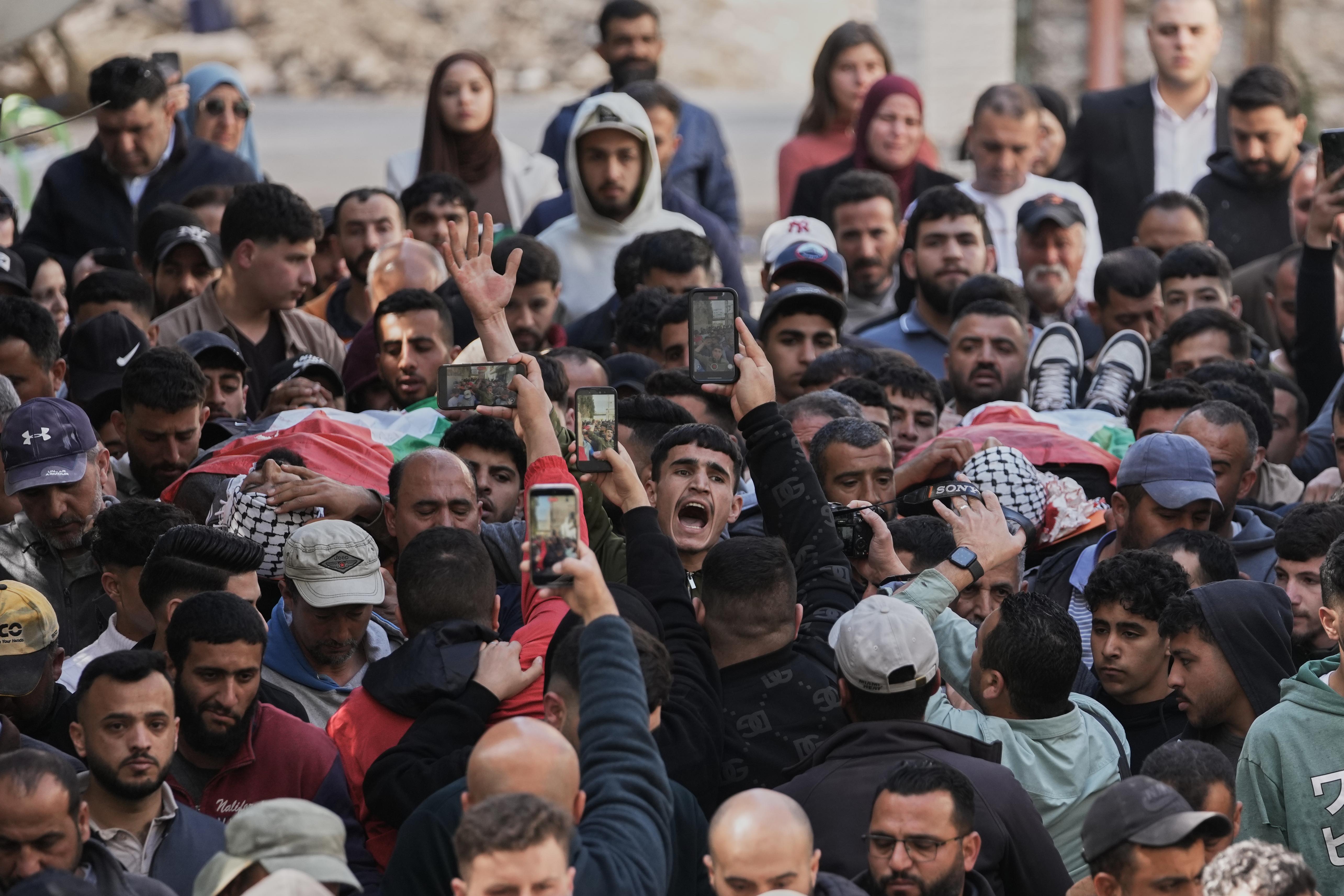 Mourners carry the bodies of Aws al-Na’san and Jihad Abu Naim,