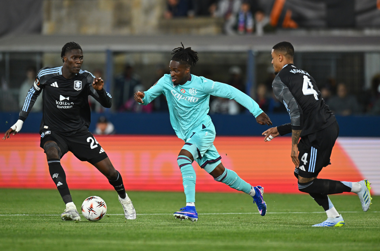 BOLOGNA, ITALY - APRIL 09: Jonathan Rowe of Bologna is challenged by Amadou Onana and Ezri Konsa of Aston Villa during the UEFA Europa League 2025/26 Quarter-Final Leg One match between Bologna FC 1909 and Aston Villa FC at Stadio Renato Dall'Ara on April 09, 2026 in Bologna, Italy. (Photo by Alessandro Sabattini/Getty Images)