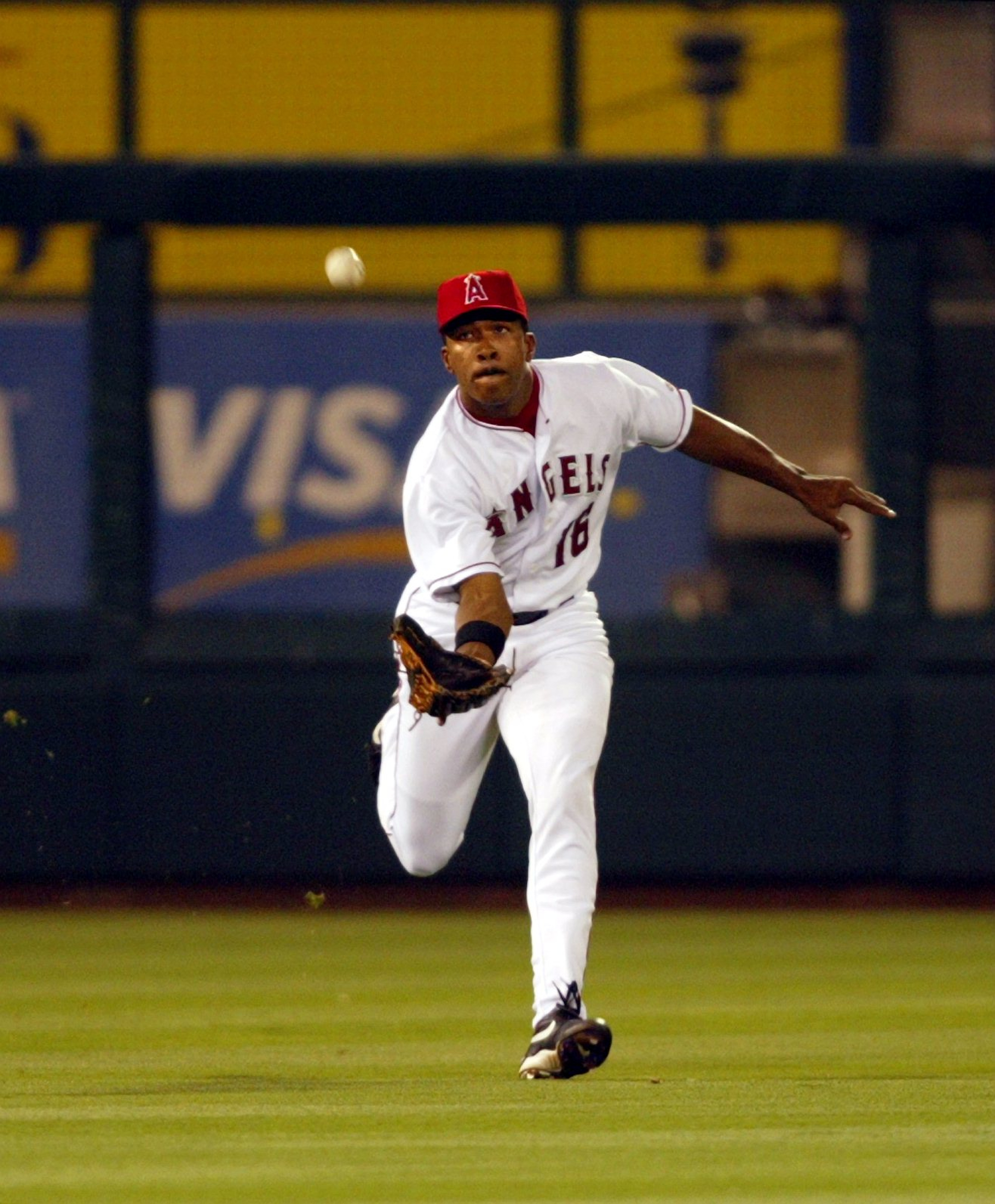 Angels centerfielder Garret Anderson (16) makes a running catch on...