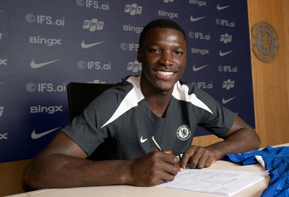 Moises Caicedo signs new Chelsea contract! | News | Official Site