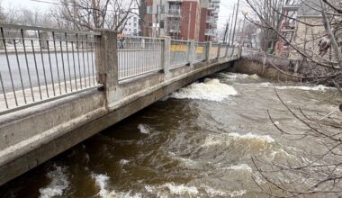 St-Jérôme, Que., closes bridge, distributes sandbags as water levels rise - CTV News