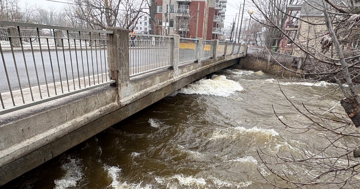 St-Jérôme, Que., closes bridge, distributes sandbags as water levels rise - CTV News