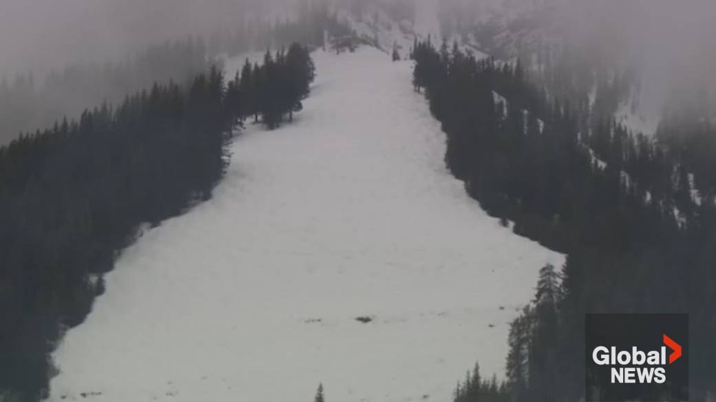 Click to play video: 'Warm, wet weather pushes risk of avalanche to seasonal high across Western Canada'