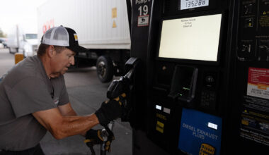 Oil Prices Climb as US Prepares for Blockade of Iran's Ports