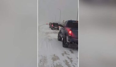 Motorists stranded for hours after snowstorm forces Alberta highway to close - Edmonton
