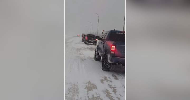 Motorists stranded for hours after snowstorm forces Alberta highway to close - Edmonton