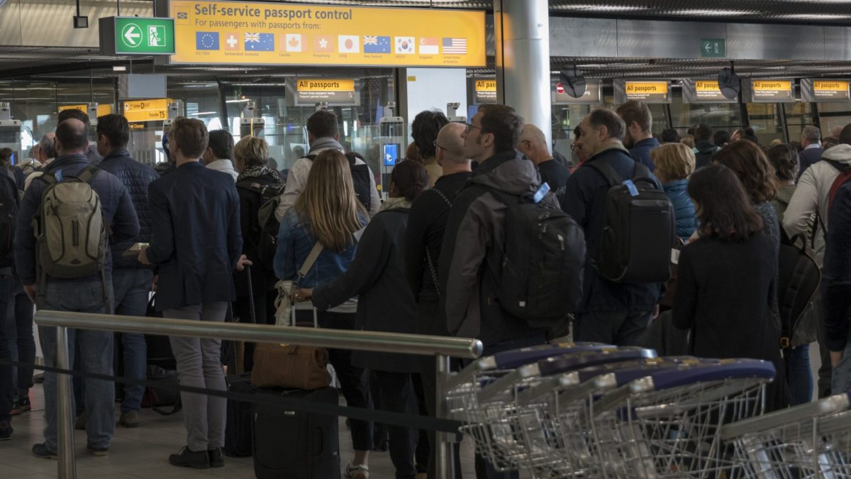 Thousands flying into UK from Malaga, Amsterdam and Alicante face EES queues