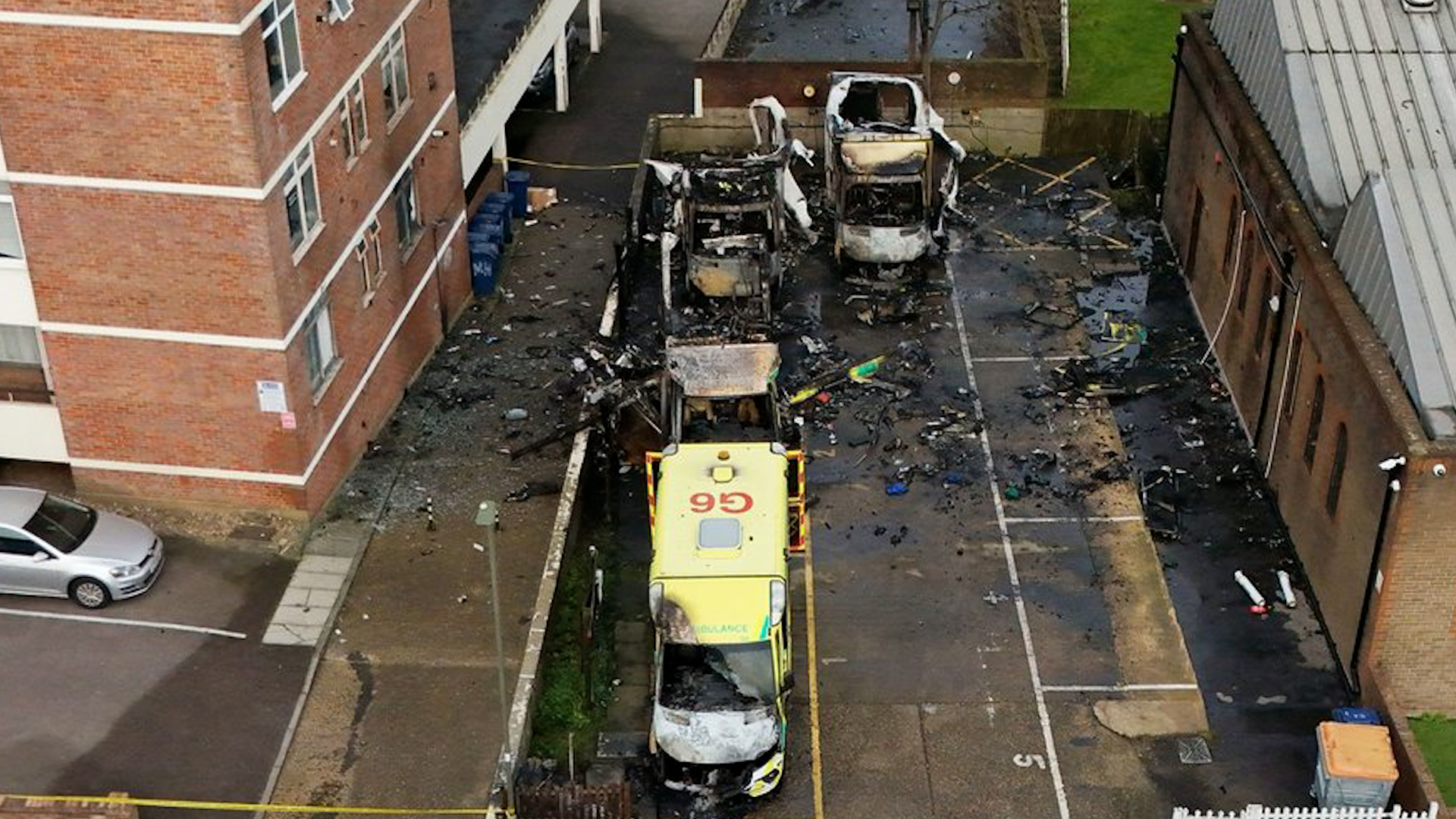 Click to play video: '4 ambulances set on fire in suspected antisemitic attack in London'