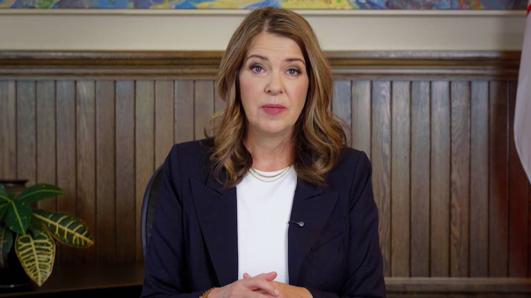 Click to play video: 'Alberta Premier Danielle Smith promises referendum over immigration, Constitution changes'