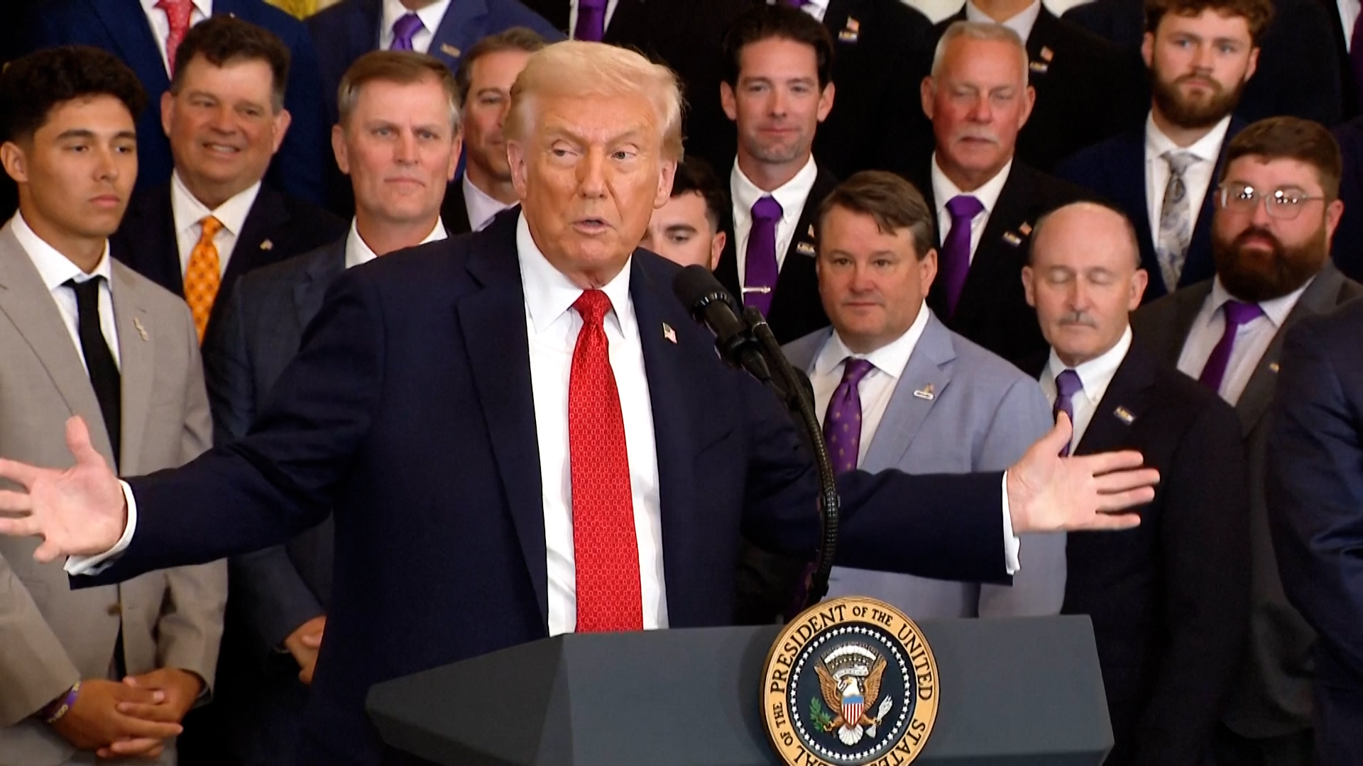 Click to play video: 'Trump touts ‘finest’ ballroom in U.S. as White House East Wing demolition begins'