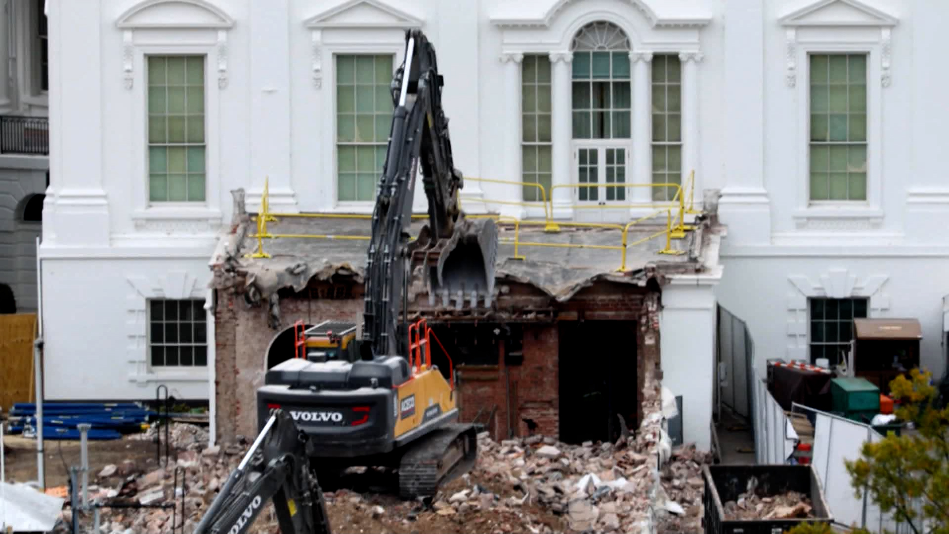 Click to play video: 'Trump’s planed White House ballroom hits legal obstacle'