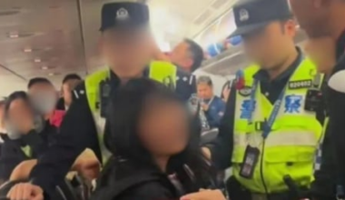 Chinese Passenger's Mandarin Demand Delays AirAsia - 조선일보