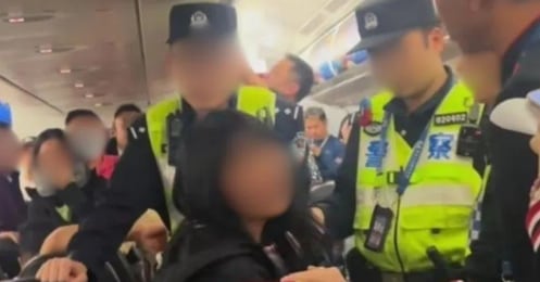 Chinese Passenger's Mandarin Demand Delays AirAsia - 조선일보