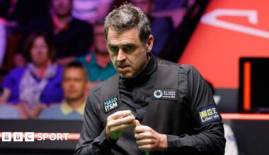 Ronnie O'Sullivan playing in the final of the 2025 World Snooker Championship