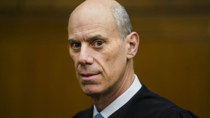 Court orders DC judge to end criminal contempt inquiry into Trump officials involved in deportation flights