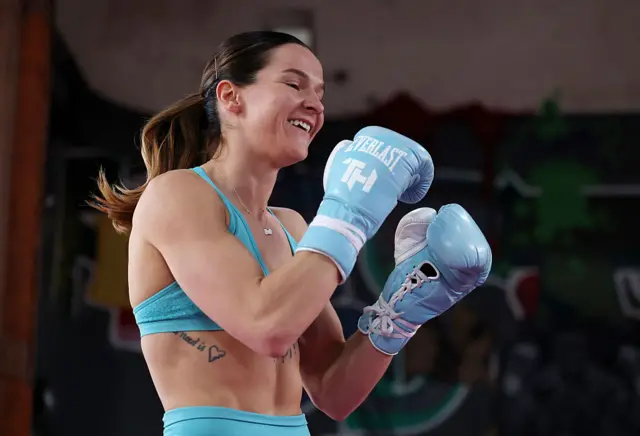 Terri Harper trains in blue workout gear and boxing gloves
