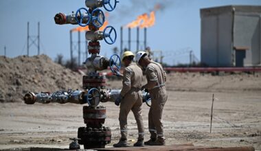Price of oil rises as Iran talks remain stalled and Strait of Hormuz closed