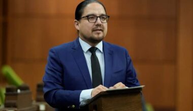 Conservative MP tells reporters on hot mic, Liberals ‘trying to poach me’