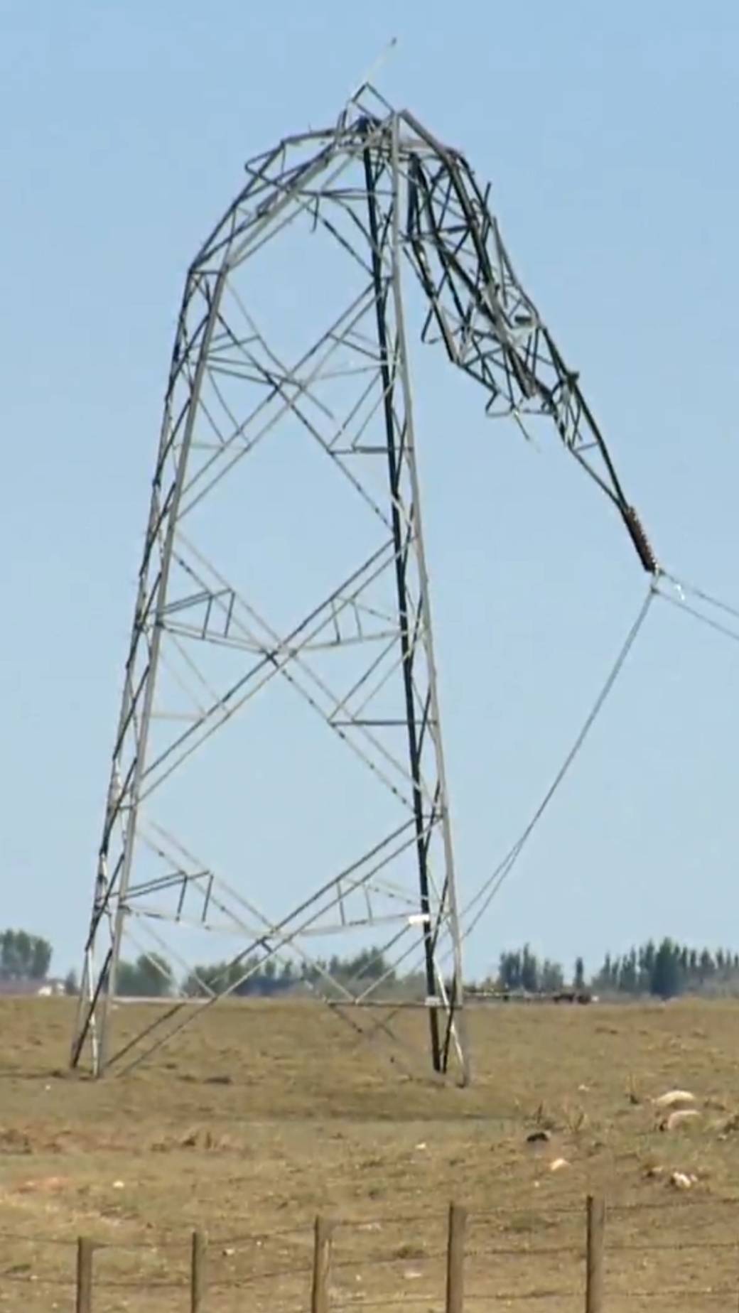 Click to play video: 'Massive storm snaps power lines, damages homes and cars in southern Alberta'
