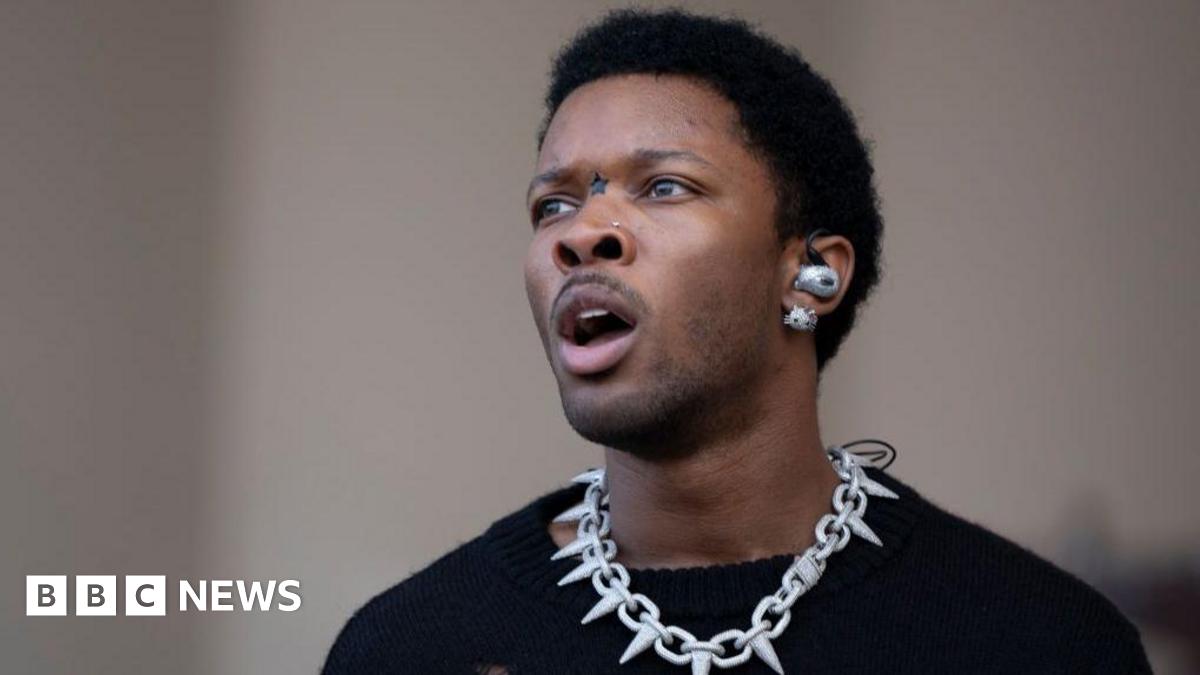 D4vd with mouth open, wearing chain necklace