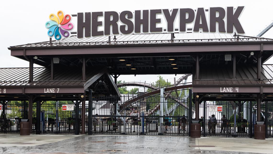 Child crawls under perimeter fence of wolf enclosure at ZooAmerica